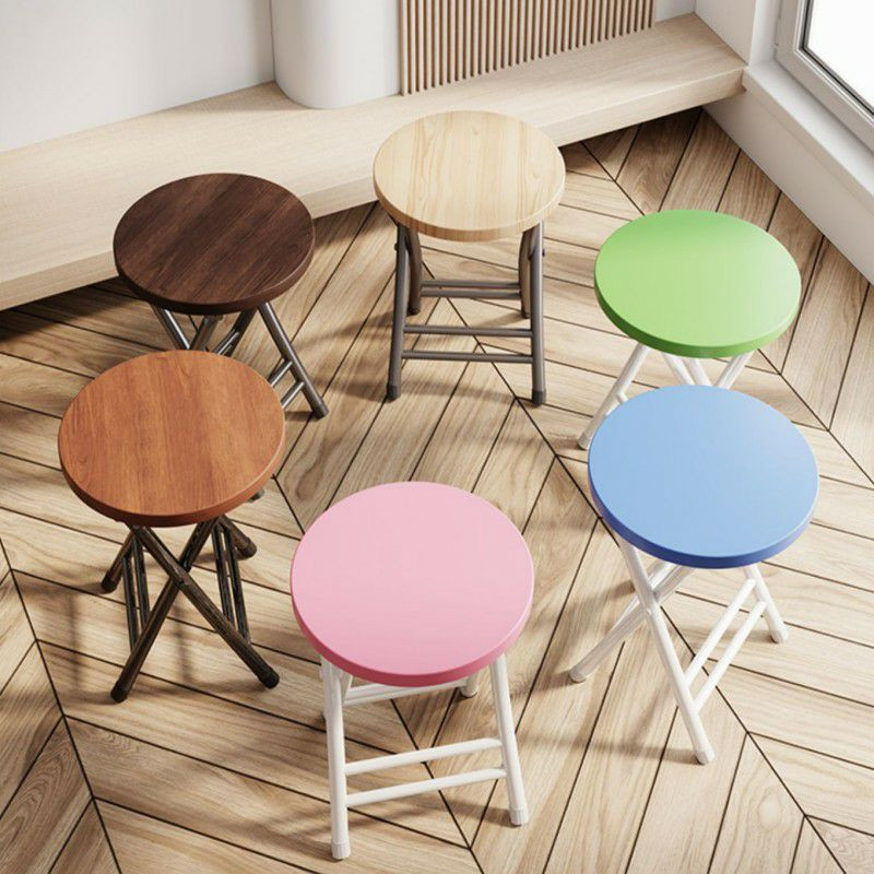 Tabouret pliant rond avec un plateau en bois et un cadre en métal portable de maison.