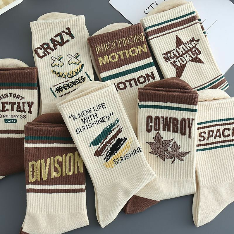 Chaussettes décontractées unisexes à imprimé lettres de style rétro.