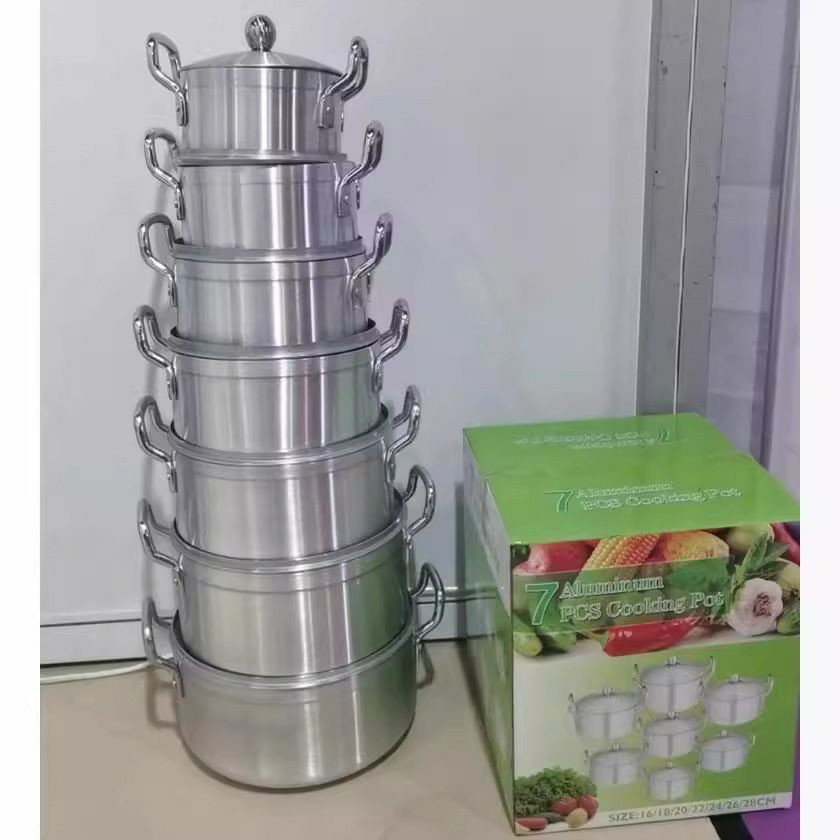 Ensemble de 7 casseroles de cuisine en aluminium.